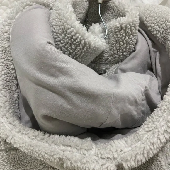 Alo Foxy Sherpa Jacket
Dove Grey / XS - Picture 3 of 4